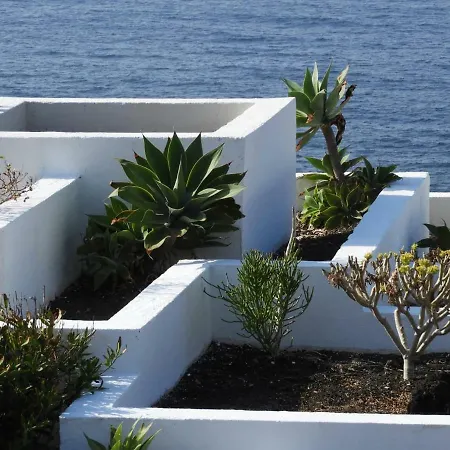 Beautiful Self Contained Studio By The Sea Apartment *
